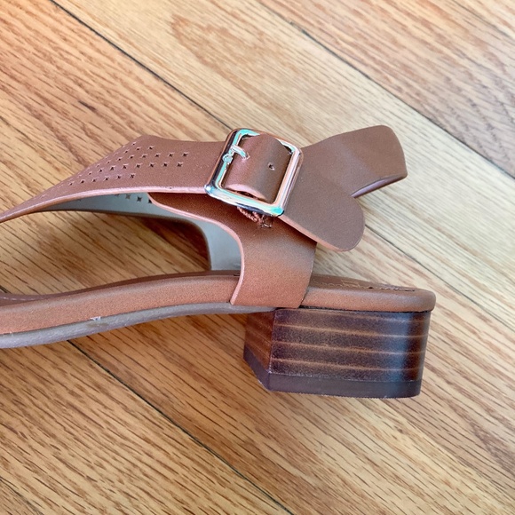 Women’s size 7 Crown and Ivy caramel colored sandals with wooden 1 inch heel - Picture 3 of 6